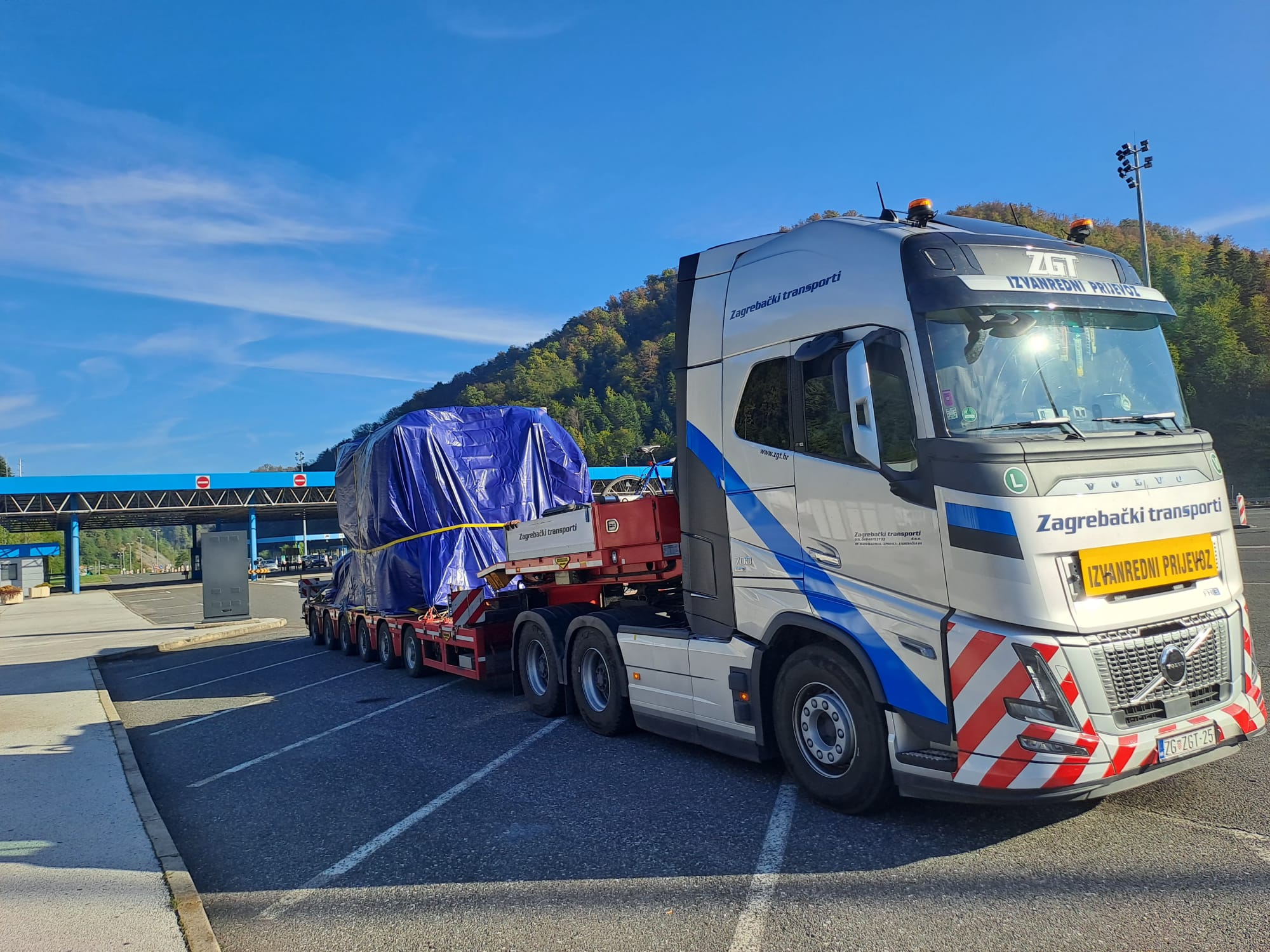 Tegljač Zagrebačkih transporta s labudicom na kojoj se nalazi plavi cerirani teret od 60 tona.